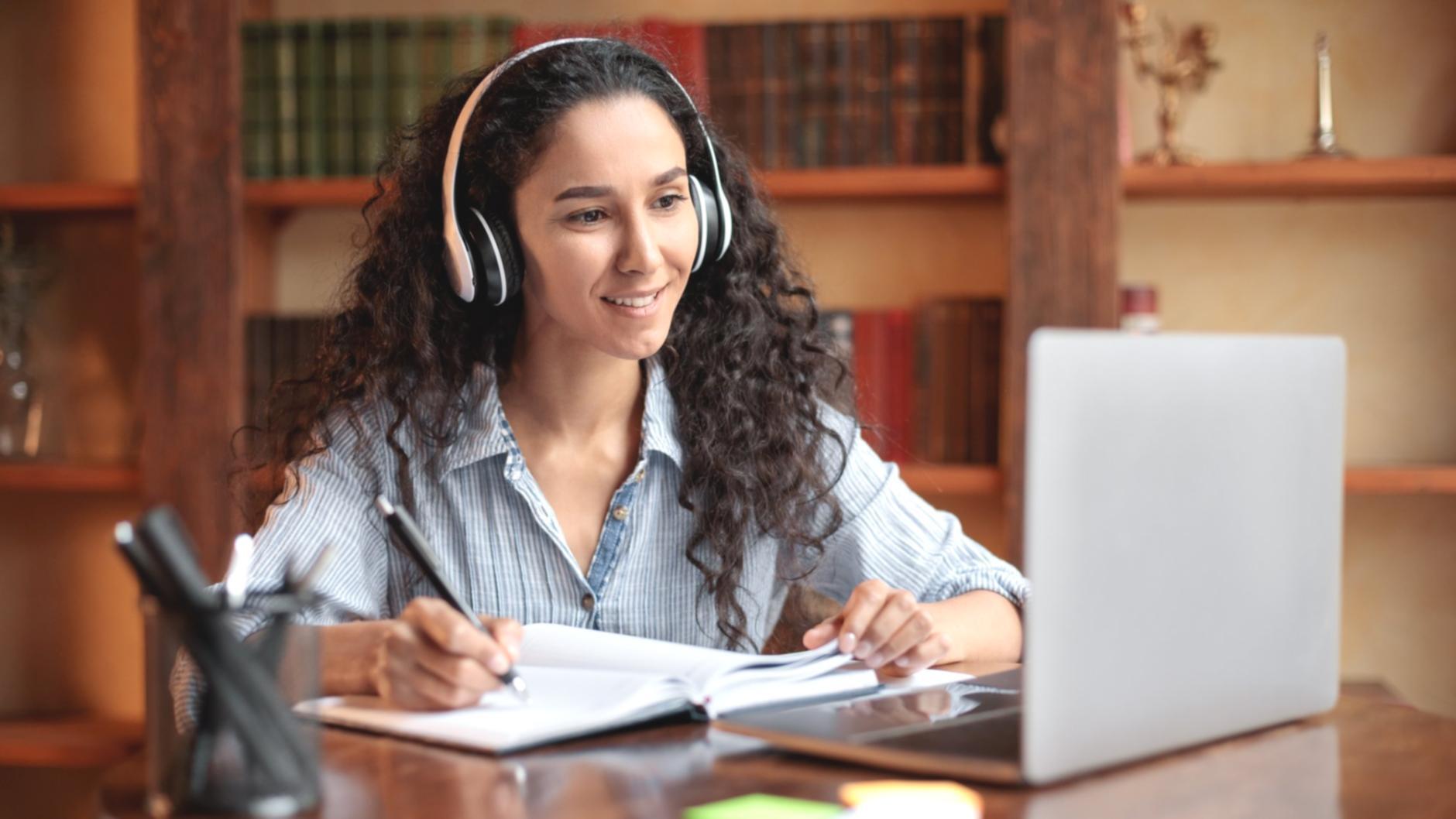 Teilnehmer arbeiten konzentriert an Autorisierungssystemen in modernem Seminarraum